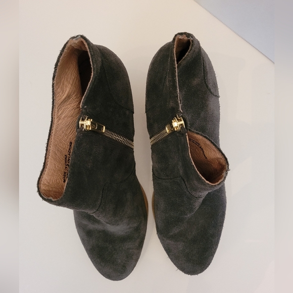 Anthropologie Wonderlust Charcoal Suede Ankle Booties 9 - Picture 4 of 12